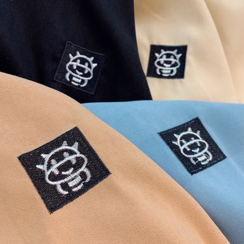 AKDL08_Áo Khoác Da Nữ Có Nón Phom Rộng Tay Phồng_Chất Da Lộn Hình Thêu Trước Và Chữ Sau_Vải Nhập Mịn Mát Không Xù Lông