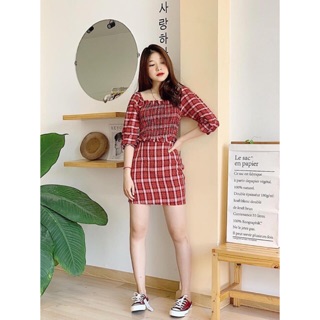 Set trang phục màu đỏ kẻ sọc caro áo tay lỡ cổ vuông nhún ngực + chân váy ôm caro [N2501]