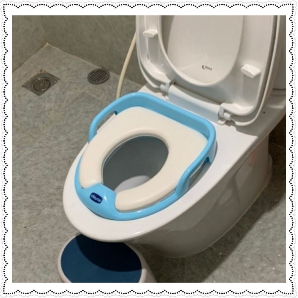 Bệ ngồi bồn cầu cho bé Chicco chống lạnh mông cho bé tự đi vệ sinh độc lập từ 1-5 tuổi bệ lót toilet có tay nắm