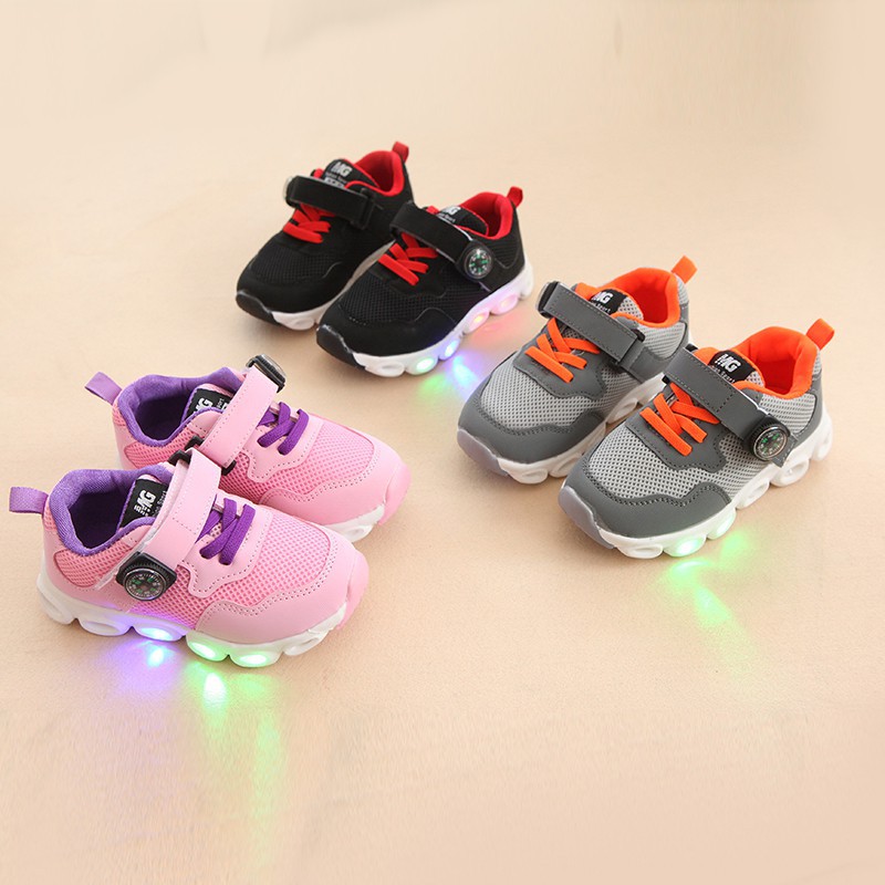 Giày thể thao phối đèn led xinh xắn cho các bé