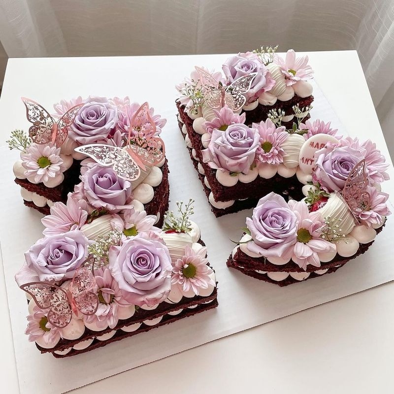 Set 12 Que Trang Trí Bánh Kem Hình Bươm Bướm Xinh Xắn