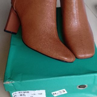 Bốt da nâu đế trụ