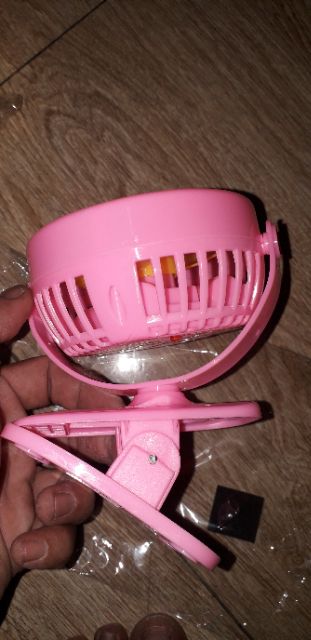 Chiếc quạt mini để bàn và kẹp xoay 180 độ bằng nhựa tặng kèm pin rất đẹp
