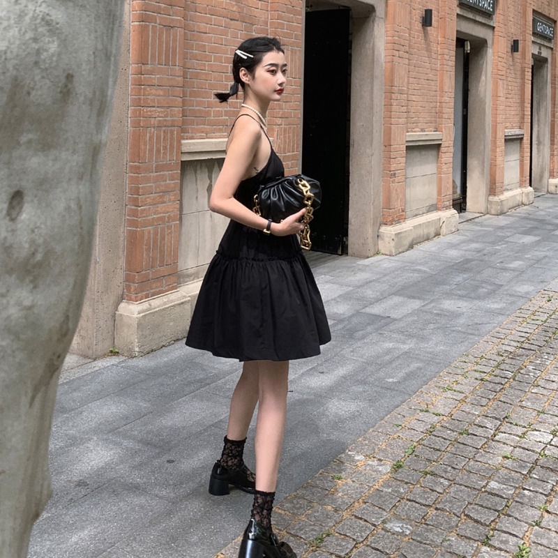Đầm hai dây màu đen kiểu dáng trẻ trung quyến rũ dành cho nữ 234127