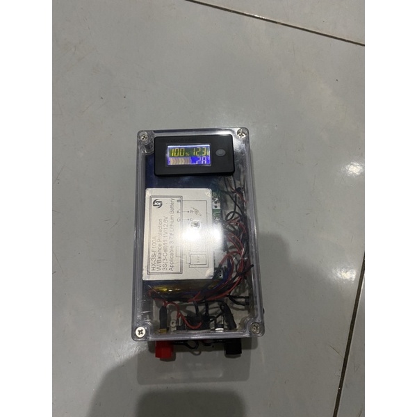 hộp pin lipo 12v kèm mạch cân bằng 3s 100A. 1 cổng sạc 12v 5,5mm.2 cổng out 12v 5,5mm