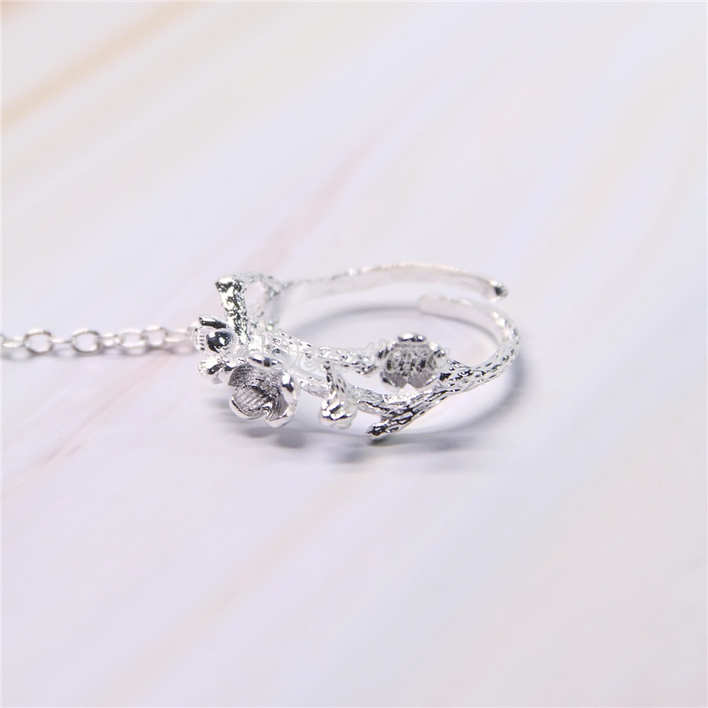 Vòng tay dạng hở gắn chuông thời trang