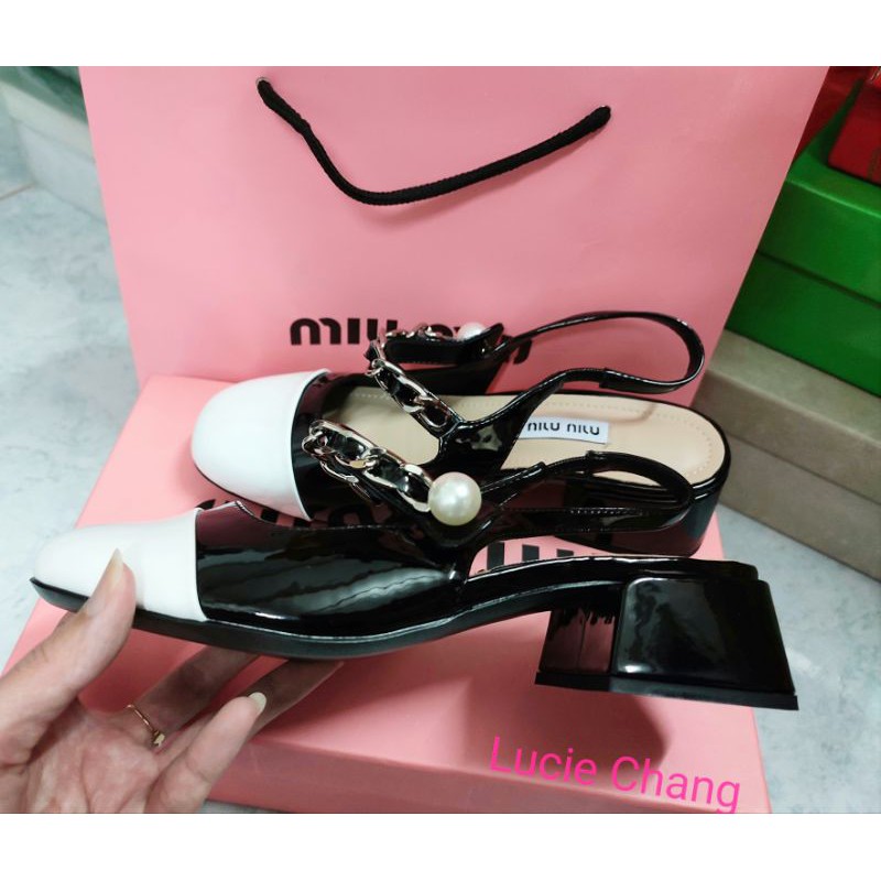 Giày da bóng Miumiuu bản hở gót 3.5p tiểu thư trắng đen có siZe 39
