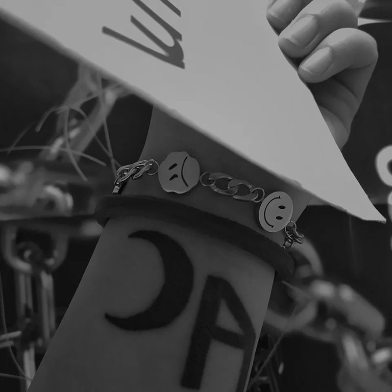 Vòng Tay Bằng Thép Titan Hình Mặt Cười Đơn Giản Cá Tính