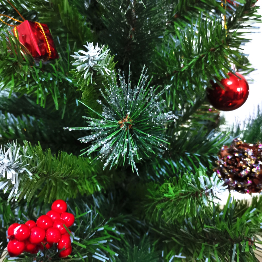 Cây thông noel để bàn 77cm quà tặng trang trí giáng sinh hàng Việt Nam chất lượng cao mẫu 3 loại lá gắn trái thông