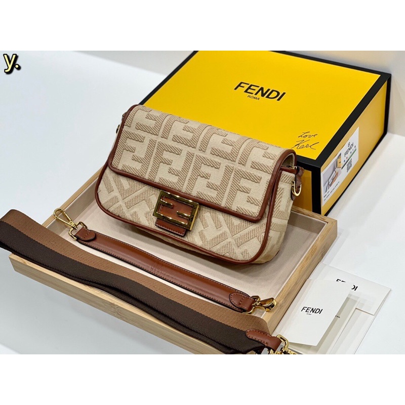 Túi xách Fendi size 25cm có nhiều màu rất đẹp