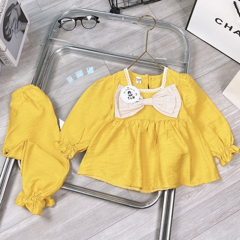 Bộ quần áo bé gái, set thu đông gồm áo sơmi babydoll dài tay, cổ vuông ren gắn nơ và quần dài cạp chun bo gấu siêu xinh