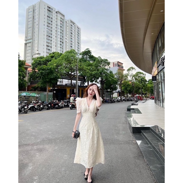 Đầm dài ren hoa nổi