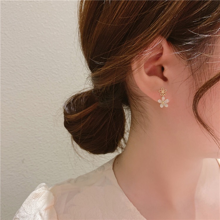 Bông Tai Hình Hoa Đính Đá Lấp Lánh Phong Cách Hàn Quốc