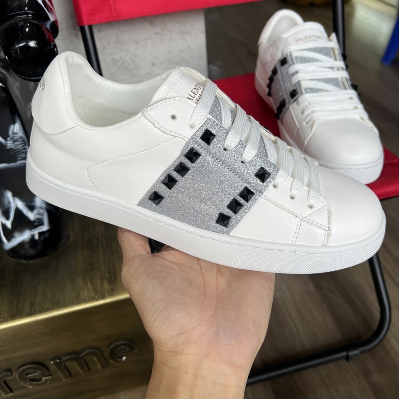 Giầy sneaker đính đinh quanh sườn hót nhất năm