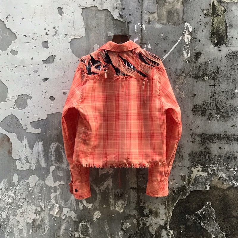 ÁO SƠMI “TVD SỌC RÁCH VAI TUA RUA VẢI”