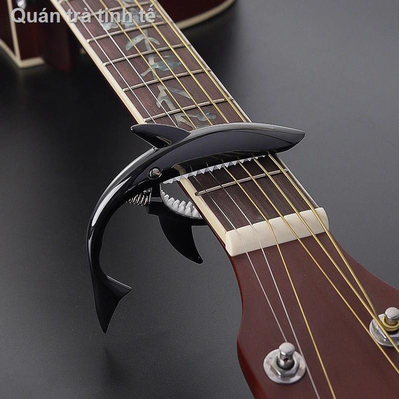 ✐✚Guitar capo tuner điện acoustic guitar phổ cá mập cá tính ukulele cao độ tuner tuner