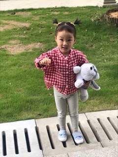 Áo sơ mi kẻ bé gái