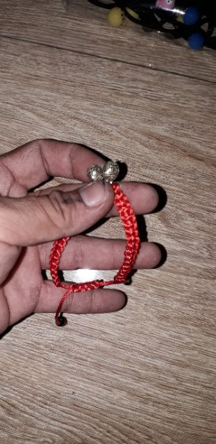 Vòng tay may mắn đính kèm 2 quả chuông bằng kim loại rất đẹp