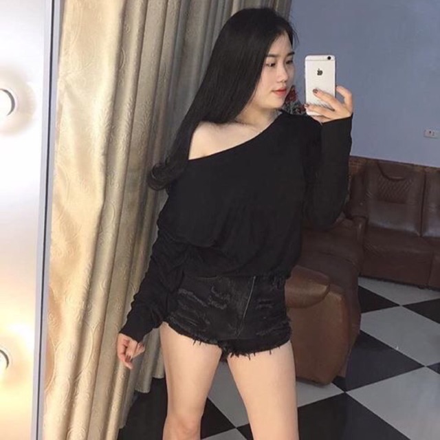 Áo lệch vai đang hot hit nha các chế. Áo thun dài tay. Chất quá đẹp luôn. Ngoài người ta bán giá chát ngắt luôn. Em bán