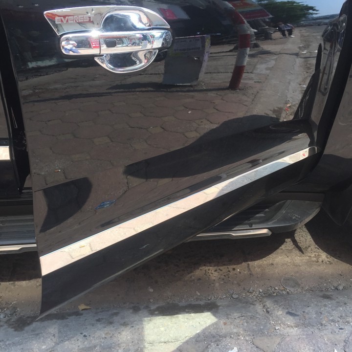Ốp sườn, nẹp sườn hông xe Ford Everest 2017- 2020, 2021 chất liệu INOX cao cấp