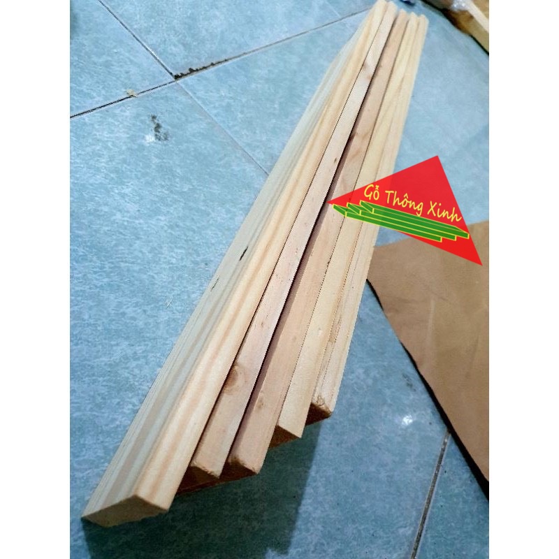 Thanh gỗ thông pallet dài 50cm, rộng 9.2cm, dày 1.4cm bào láng 4 mặt đẹp phù hợp làm trang trí, làm kệ tủ