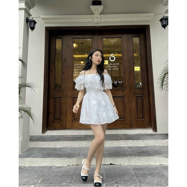 Váy in hoa nổi trễ vai