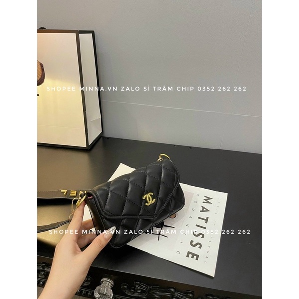 Túi Đeo Chéo Trần Ô Dáng Bì Thư Logo Gắn Dây Đeo Bản To