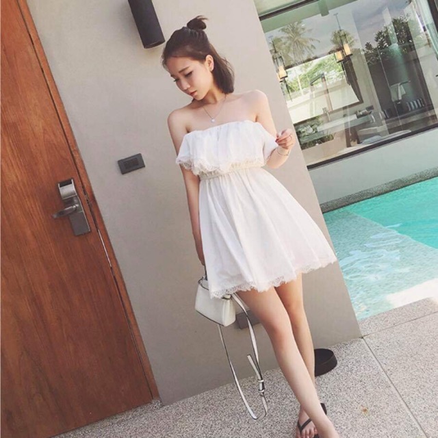 Đầm trắng quây vai ngang