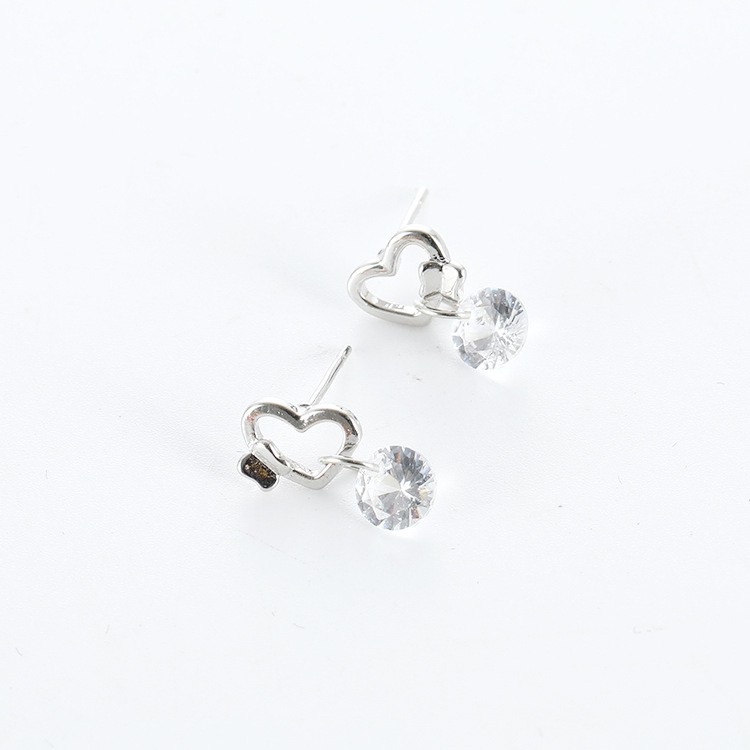 Khuyên tai tim đá