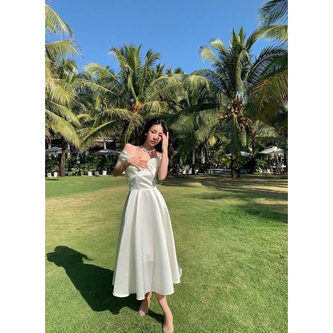 Đầm trắng tinh khôi trễ vai hạo tiết nơ trước ngực trẻ trung sang chảnh quý phái thích hợp đi dạo phố , đi biển