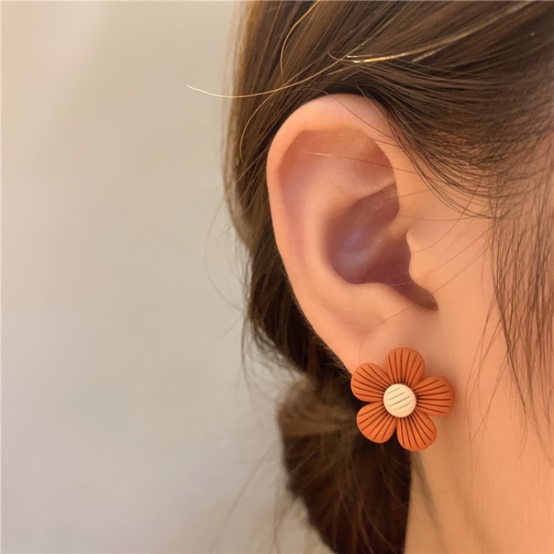 Đôi Khuyên Tai Hình Hoa Cúc Nhỏ Không Đối Xứng Phong Cách Hàn Quốc Cho Nữ