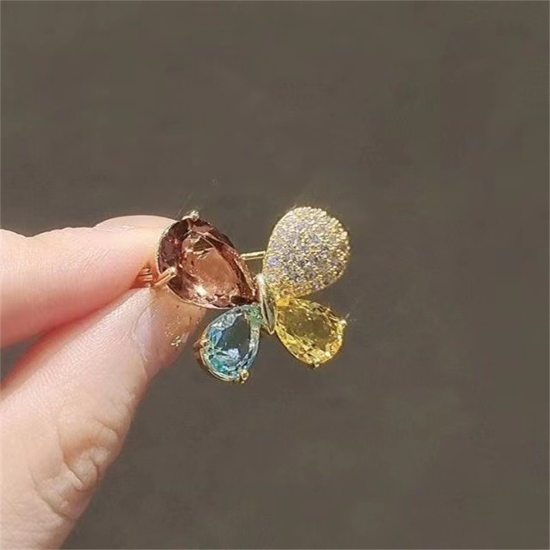 Ghim Cài Áo Hình Bướm Đính Pha Lê Nhiều Màu Chống Ánh Sáng