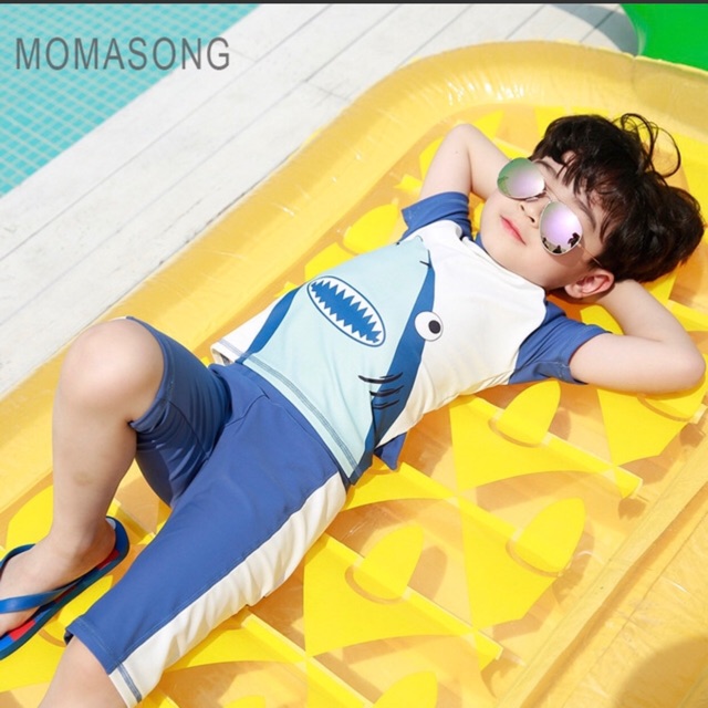 Quần áo bơi hình cá mập cho bé trai 10-35kg, hiệu Momasong, quần bơi lửng cổ cao kín