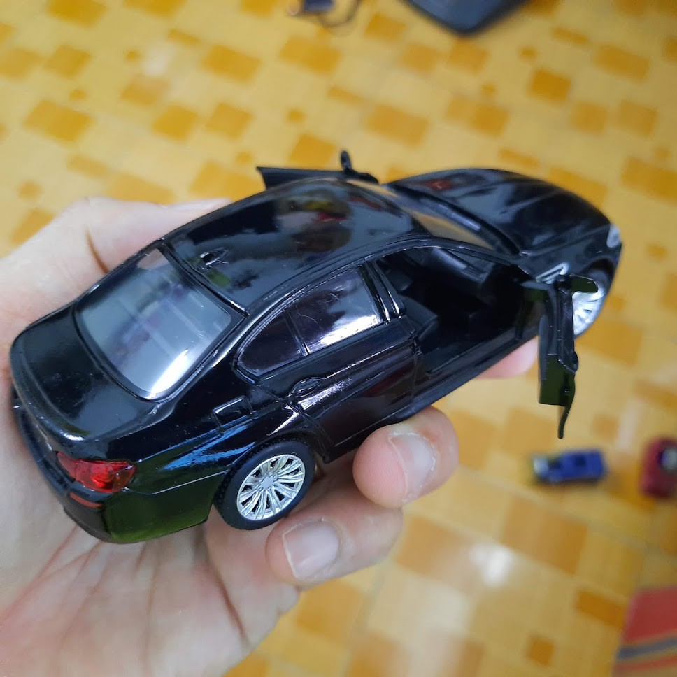 Mô hình xe ô tô BMW M5 tỉ lệ 1:36 Xe được làm bằng chất liệu kim loại mở được 2 cửa xe