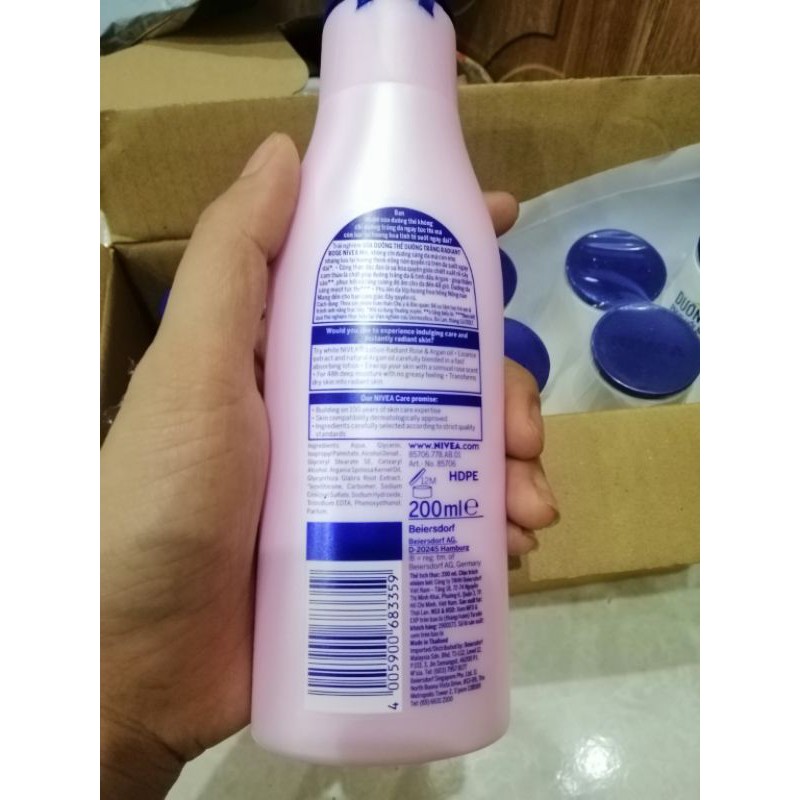 Sữa dưỡng thể dưỡng trắng NIVEA hương hoa hồng Radiant Rose (200ml)