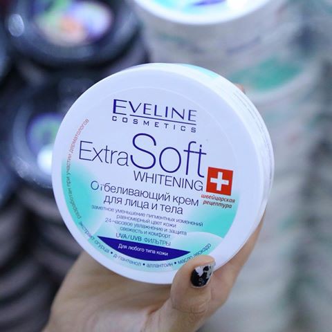 Kem dưỡng da Eveline Extra Soft Whitening dưỡng ẩm, làm trắng, và cân bằng độ ẩm cực tốt của Nga