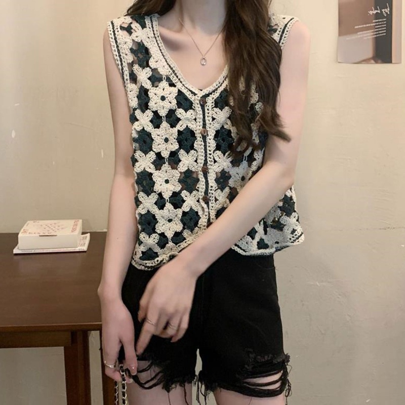 Áo Croptop Dệt Kim Sát Nách Cổ Chữ V Thêu Hoa Phối Nút Thời Trang Cho Nữ