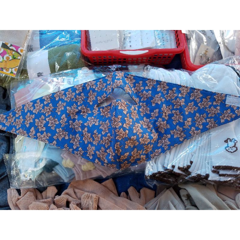 Khẩu trang che trán