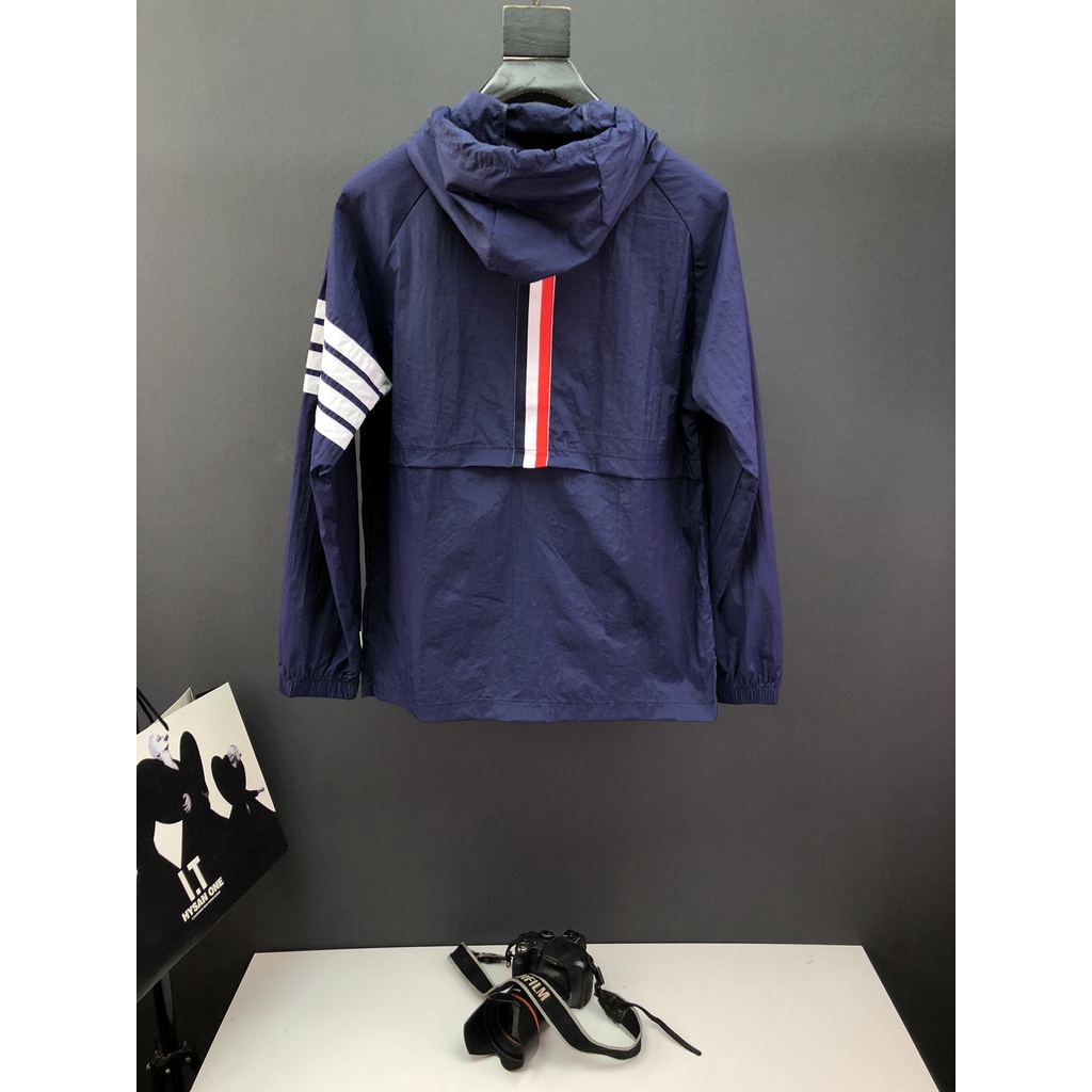 Áo khoác gió nam cao cấp Thom Browne TB thiết kế trẻ trung, hiện đại và năng động mang phong cách tối giản