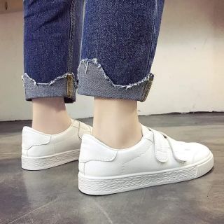 Giày sneaker trắng