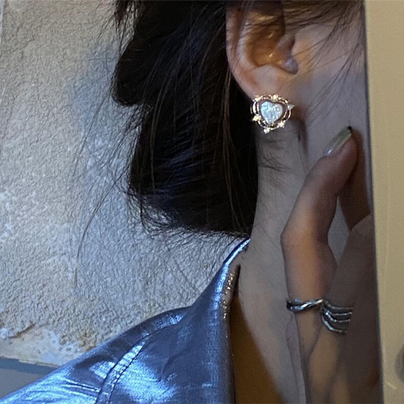 Khuyên Tai Hình Trái Tim Đính Đá Lấp Lánh Phong Cách retro Cao Cấp Thiết Kế Mới Dành Cho Bạn Nữ