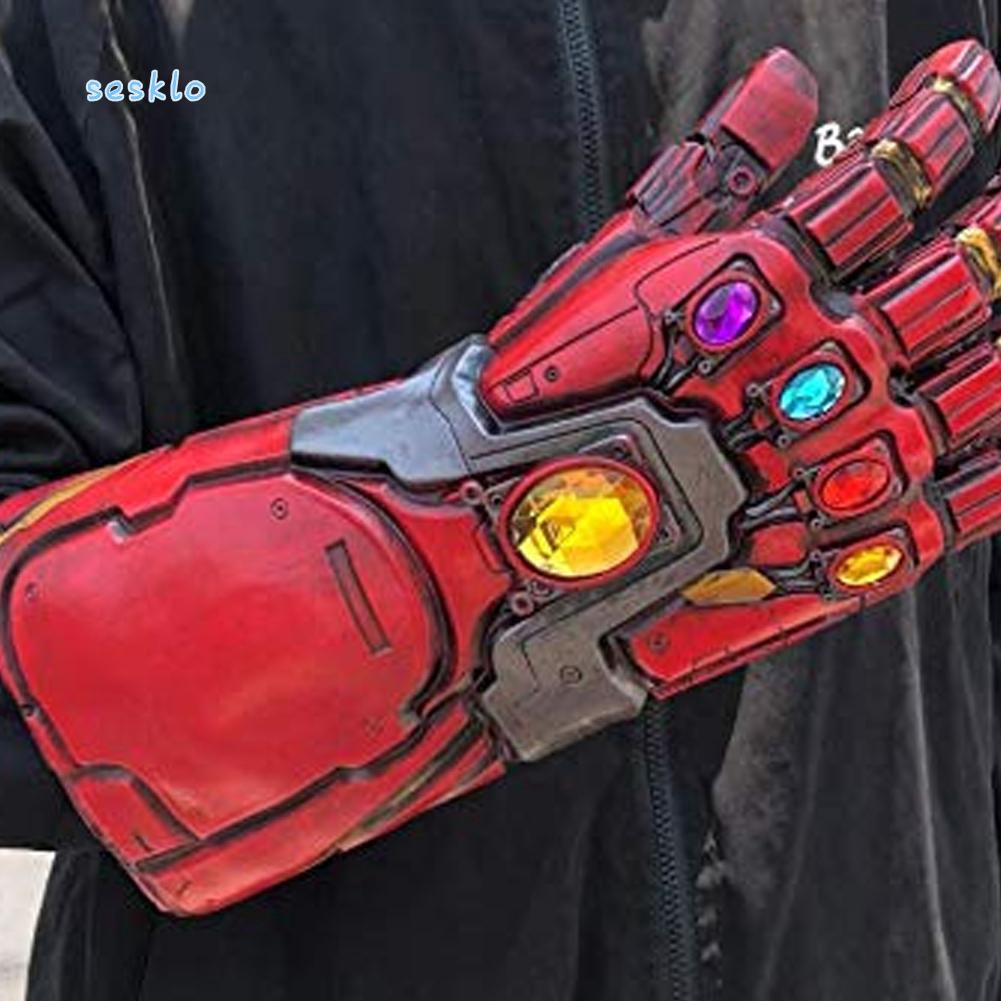 Găng tay vô cực hóa trang nhân vật siêu anh hùng Marvel