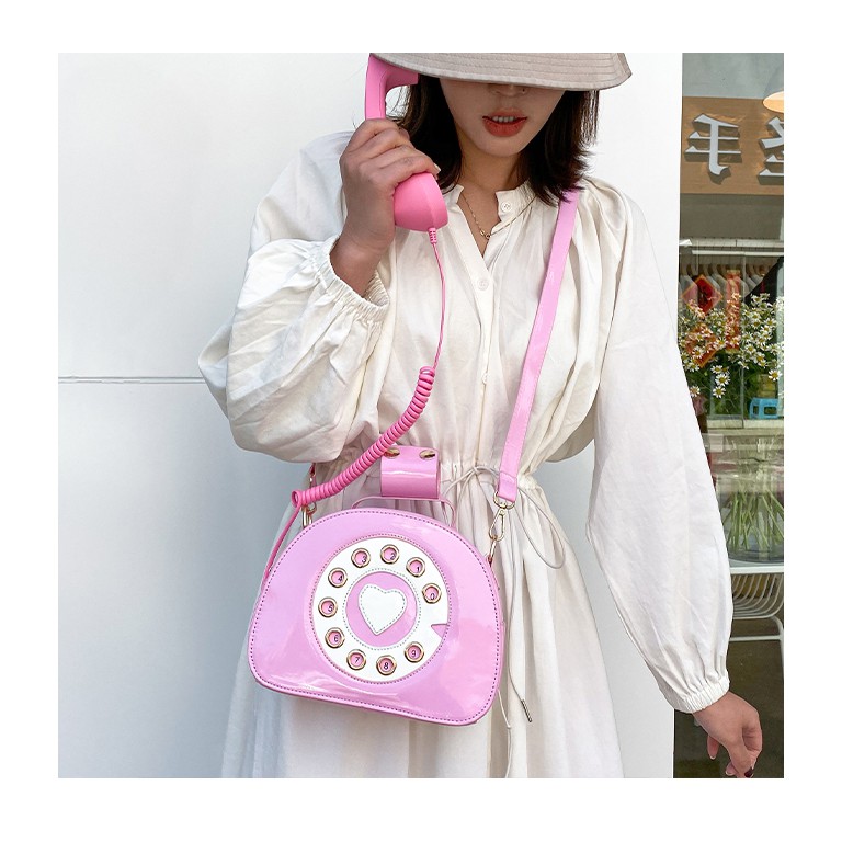 Túi đeo chéo độc lạ hình chiếc điện thoại bàn