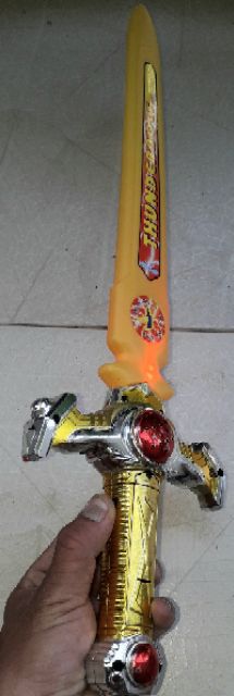 Một cái mô hình bằng nhựa thanh_kiếm dài 46cm có nhạc và đèn led rất đẹp tặng kèm pin