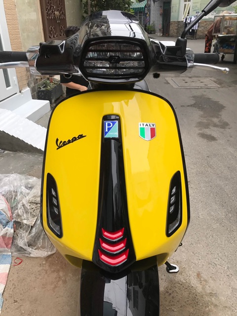 ỐP ( CHỤP ) ĐÈN PHA DÀNH CHO VESPA SPRINT