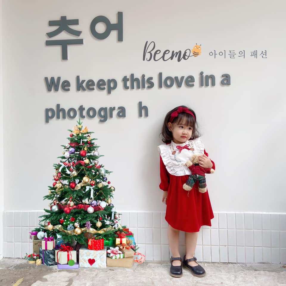 Váy nhung đỏ ngực thêu hoa bé gái