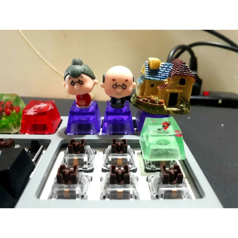 Bộ 2 keycap ông bà trang trí bàn phím cơ.