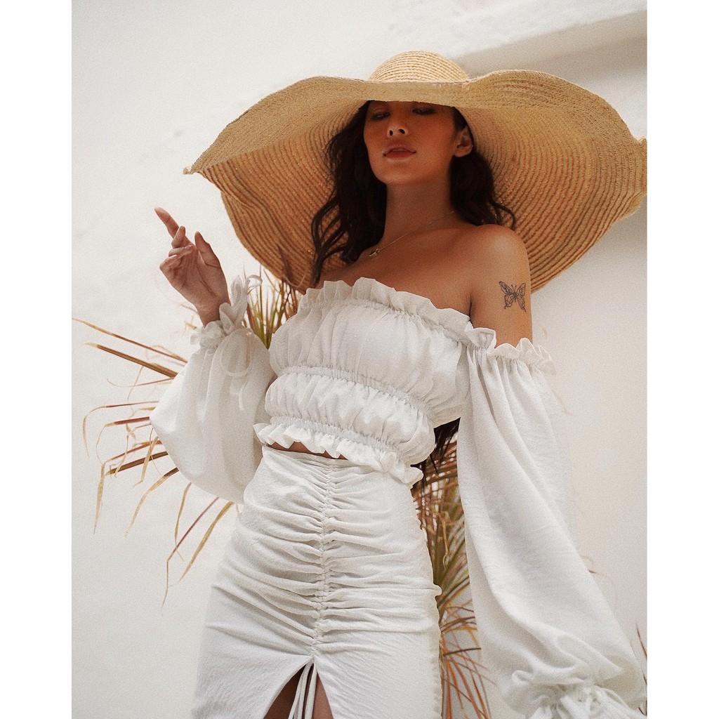 Áo croptop trắng tay dài, trễ vai - vải đũi - thích hợp đi biển, dạo phố