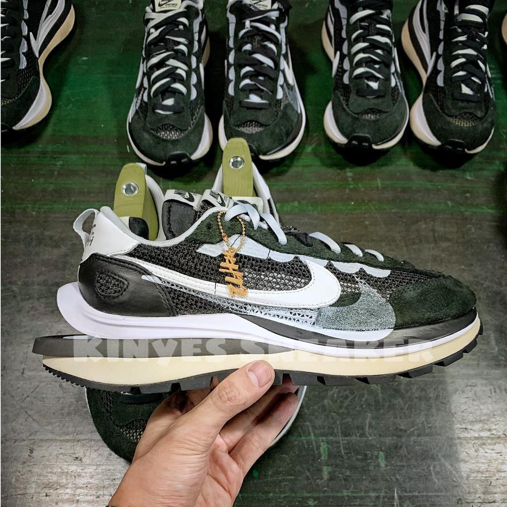 Giày Sacai x NK VaporWaffle Black White