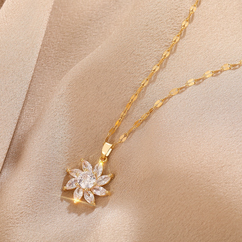 [Không đen gỉ] Dây chuyền nữ thép titan mạ vàng mặt hoa gắn đá TB544